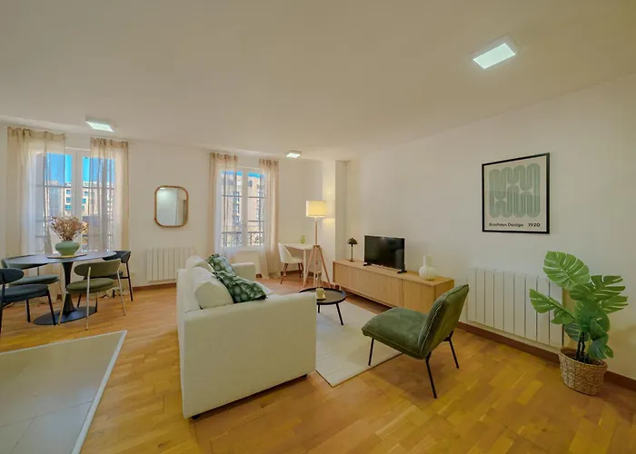 Modern Center Apartment